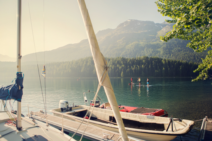 Ab aufs Brett im Oberengadin: Stand-up-Paddling ist ganz einfach (Foto: © Engadin Tourismus AG / Filip Zuan) Drei Stand-up-Paddler auf einem Oberengadiner See