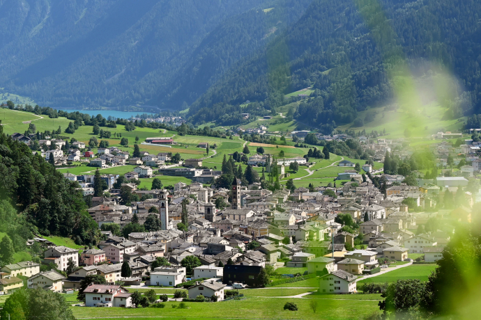 Blick auf Poschiavo mit dem Lago di Poschiavo im Hintergrund (Foto: © Selena Raselli) Blick auf Poschiavo mit dem Lago di Poschiavo im Hintergrund (Foto: © Selena Raselli)