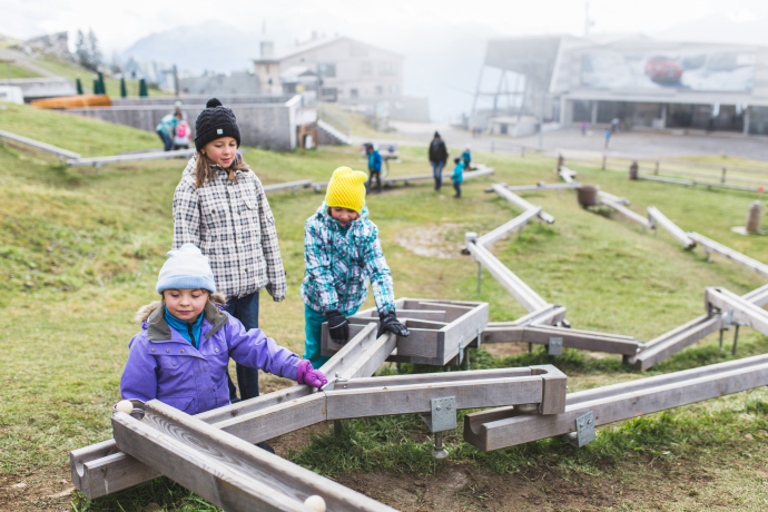 Murmelibahn beim Spielplatz Scharmoin (Foto: © Ferienregion Lenzerheide / Johannes Fredheim) Murmelibahn beim Spielplatz Scharmoin