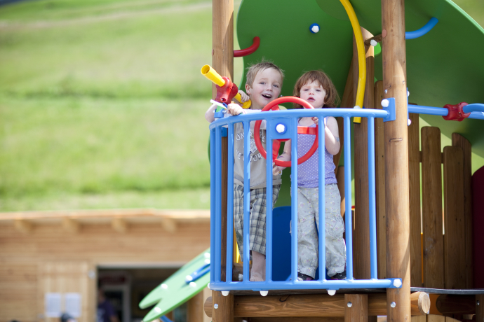 Kinder auf dem Spielplatz des Rufaliparks (Foto: © Surselva Tourismus) Kinder auf dem Spielplatz des Rufaliparks