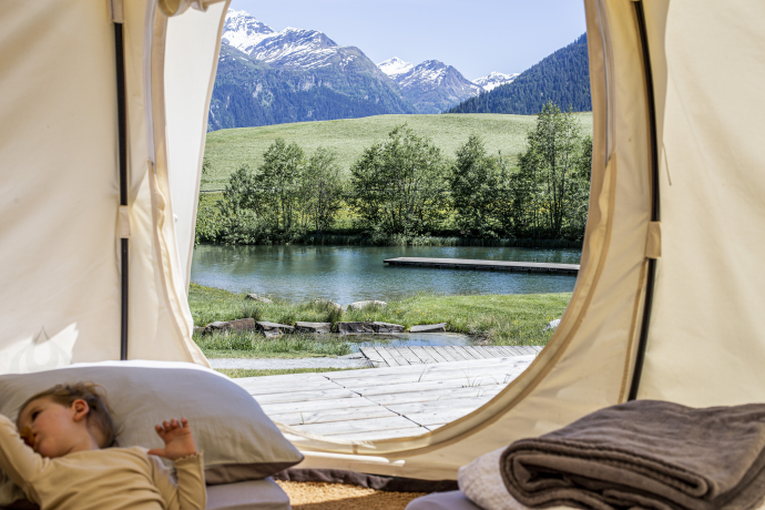 Blick aus Zelt auf Badesee Davos Munts