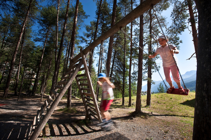 Spielplatz Gurlaina (Foto: Tourismus Engadin Scuol Samnaun Val Müstair AG / Andrea Badrutt) Spielplatz Gurlaina