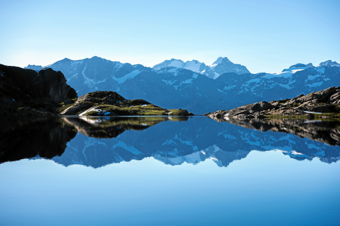 Bergpanorama spiegelt sich im Lunghinsee