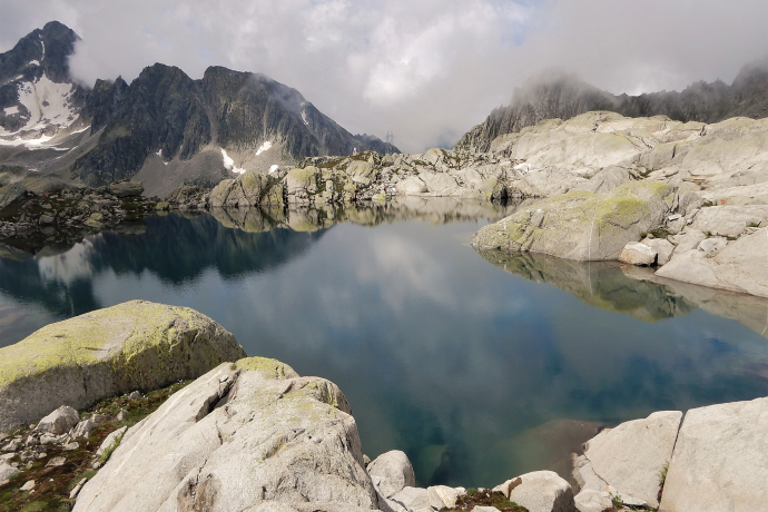 Hexensee in der Ferienregion Disentis Sedrun (Foto: © Heidi Meier, Sedrun Disentis Tourismus SA) Hexensee in der Ferienregion Disentis Sedrun
