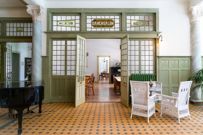 Eingang zum Damensalon im Kurhaus Bergün (Foto: © Regula Steinmann, Schweizer Heimatschutz) Eingang zum Damensalon im Kurhaus Bergün