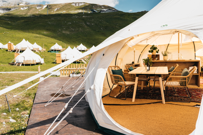 Stilvoll eingerichtete Zelte im TCS Pop-Up Glamping-Dorf Laax – Komfort mitten in der alpinen Landschaft (Foto: © Nicholas Iliano) Innenansicht eines Glampingzeltes mit Esstisch im Pop-Up Glamping-Dorf Laax