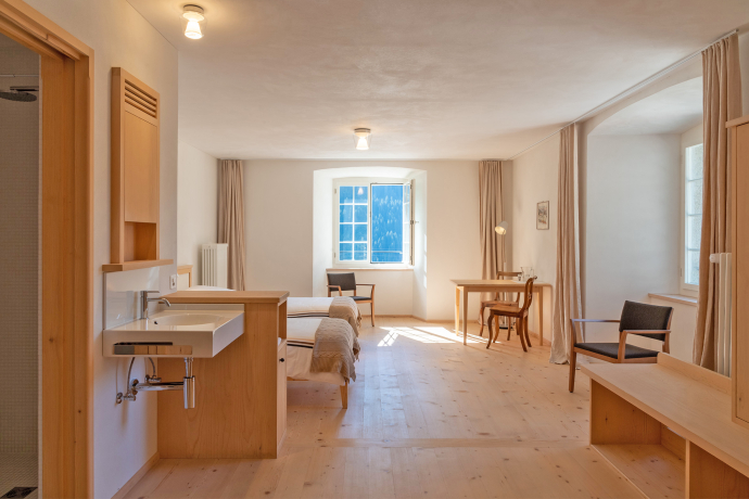 Hotelzimmer im Kloster Disentis (Foto: © Noah Steiner, Schweizer Heimatschutz) Hotelzimmer im Kloster Disentis