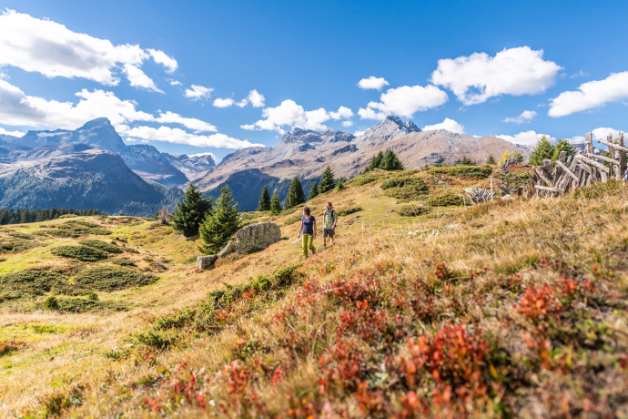 Zwei Wanderer auf der Alp Flix