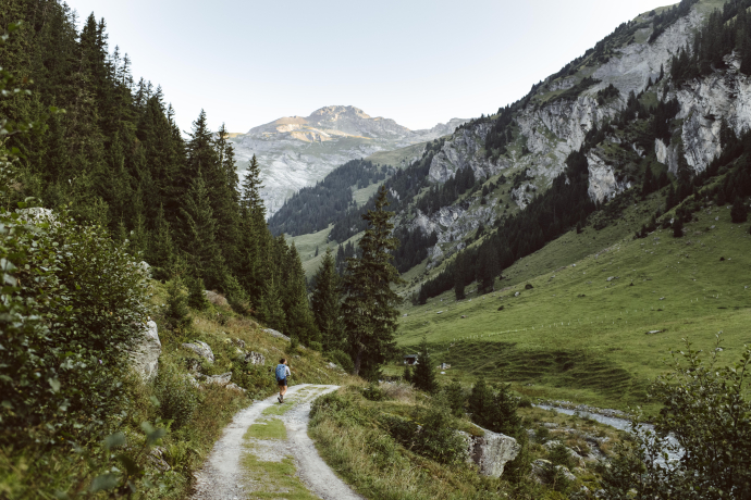 Wanderin auf dem Weg ins Val Frisal
