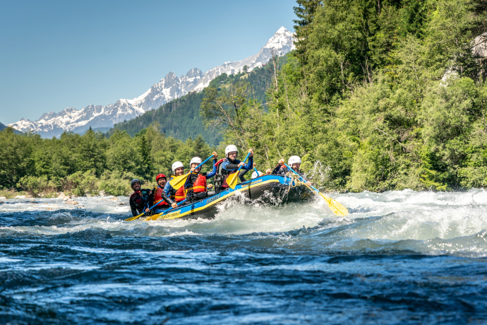 River-Rafting eignet sich hervorragend als Gruppenausflug (Foto: © Flims Laax Falera / Philipp Ruggli) Ein Schlauchboot mit sieben lachenden Männern unterwegs beim River-Rafting in der Rheinschlucht