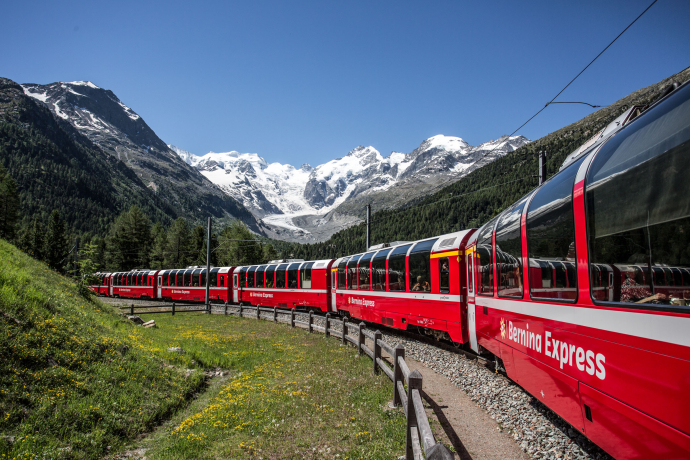 Der Bernina Express in der Montebellokurve (Foto: © Rhätische Bahn / Christoph Benz)