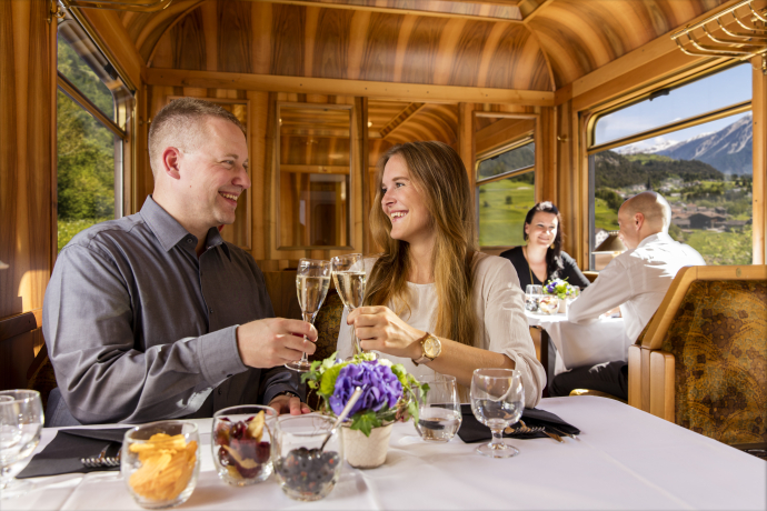 Frisch zubereitete Gerichte im Speisewagen Gourmino. (Foto: © Rhätische Bahn / Nicola Pitaro) Frisch zubereitete Gerichte im Speisewagen Gourmino. (Foto: © Rhätische Bahn / Nicola Pitaro)