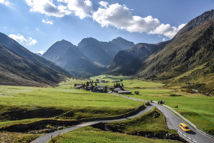 Blick ins Sertig «hinter den Eggen» mit Mittagshorn, Plattenflue und Hoch Ducan. (Foto: © Jano Felice Pajarola)
