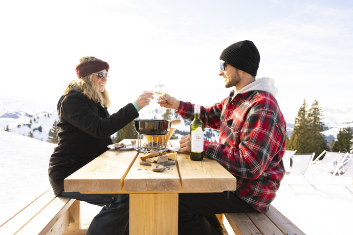 Fondue und Weisswein geniessen (Foto: © Iglu Dorf / Massimo Cappuccio)