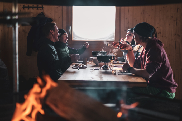 Fondueplausch in der Hütte (Foto: © Iglu-Dorf / Roberto Zampino) Fondueplausch in der Hütte (Foto: © Iglu-Dorf / Roberto Zampino)