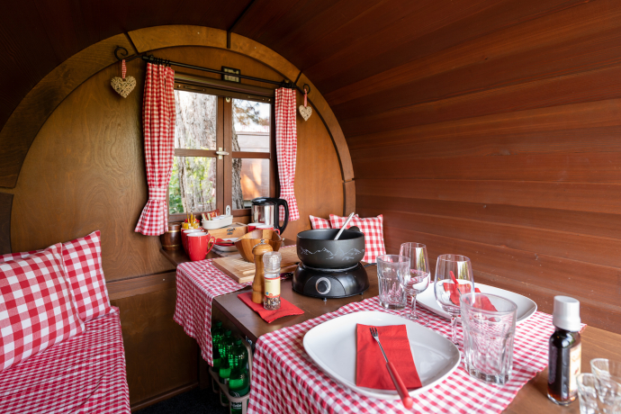 Fondue vor dem Schlaffass (Foto: © Graubünden Ferien / Marco Hartmann)