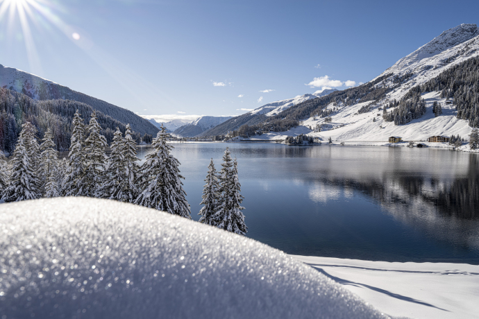 Winterliche Stimmung am Davosersee (Foto: © Destination Davos Klosters / Andrea Badrutt)