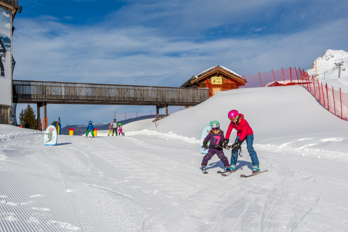 Kinder lernen Skifahren im Madrisa Kinderland (Foto: © Klosters Madrisa Bergbahnen AG / Micha Meier)