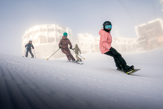 Skifahrer und Snowboarder in LAAX