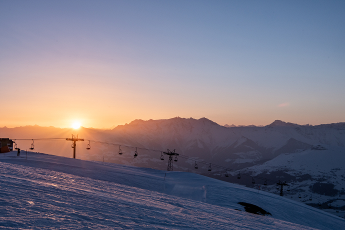 © Surselva Tourismus / Dani Ammann Photography Sunrise over the ski resort of Brigels (Photo: © Surselva Tourismus / Dani Ammann Photography)