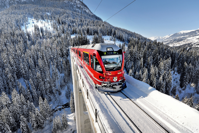 Un treno regionale delle Ferrovie Retiche sul viadotto di Langwies