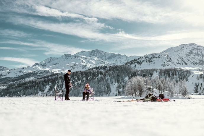 Eisfischen auf dem gefrorenen Silsersee (Foto: © Schweiz Tourismus / Silvano Zeiter)