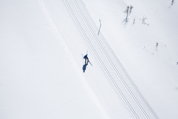Langläufer im Skating-Stil auf einer Loipe im Engadin (Foto: © Andrea Badrutt)