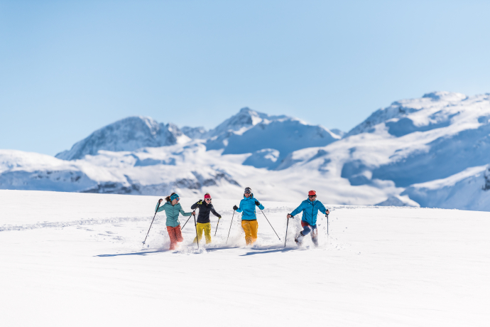 Snowshoe fun with the whole family (Photo: © Tourismus Val Surses Savognin Bivio / Matthias Nutt) Snowshoe fun with the whole family (Photo: © Tourismus Val Surses Savognin Bivio / Matthias Nutt)