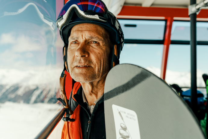 A nostalgic feeling: taking the gondola over the slopes where Ueli used to compete in ski races. (Photo: © Switzerland Tourism / Silvano Zeiter) A nostalgic feeling: taking the gondola over the slopes where Ueli used to compete in ski races. (Photo: © Switzerland Tourism / Silvano Zeiter)