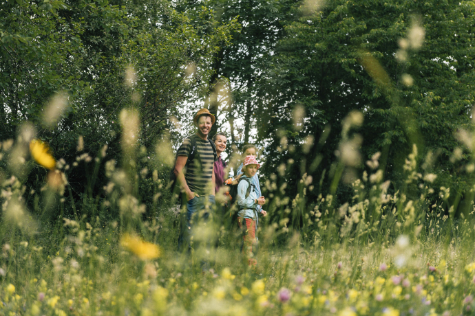 Family hiking in the Rhine Gorge (Photo: © Ann Ziegler Photography) Family hiking in the Rhine Gorge