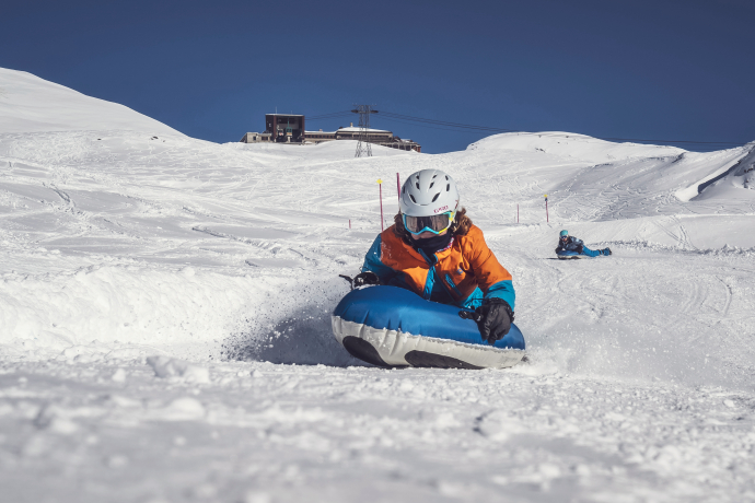 Den Berghang mit dem Airboard hinunter (Foto: © Jo Werner)
