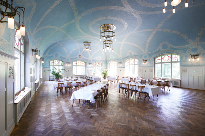 Hall in the Bergün Spa Hotel (Photo: © Kurhaus Bergün / Gian Marco Castelberg) Hall in the Bergün Spa Hotel (Photo: © Kurhaus Bergün / Gian Marco Castelberg)