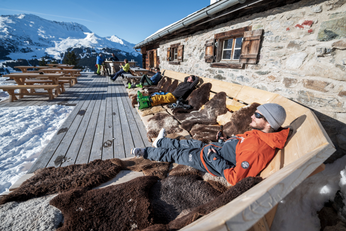 Sonnenterrasse in der Freeride-Bar Parpan (Foto: © Graubünden Ferien / Marco Hartmann) Sonnenterrasse in der Freeride-Bar Parpan (Foto: © Graubünden Ferien / Marco Hartmann)