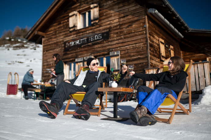 Anstossen vor der Skihütte Feldis (Foto: © Graubünden Ferien / Marco Hartmann) Anstossen vor der Skihütte Feldis (Foto: © Graubünden Ferien / Marco Hartmann)