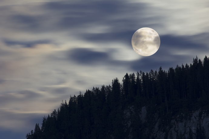 Übernachtung im Freien bei Vollmond (Foto: © Graubünden Ferien / Marco Hartmann) Übernachtung im Freien bei Vollmond (Foto: © Graubünden Ferien / Marco Hartmann)