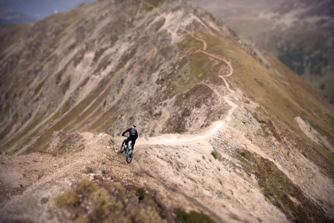 Mountainbiken auf den vorgegebenen Trails (Foto: Graubünden Ferien / Marco Hartmann) Mountainbiken auf den vorgegebenen Trails (Foto: Graubünden Ferien / Marco Hartmann)