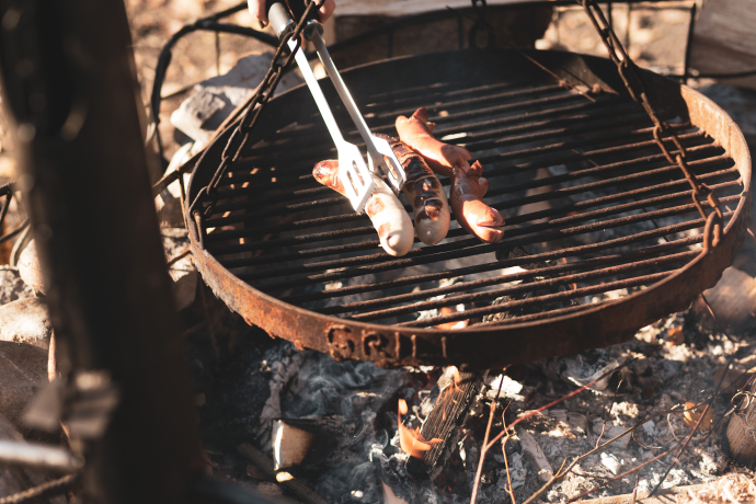 Grillieren auf offenemem Feuer (Foto: © Graubünden Ferien / Marco Hartmann) Grillieren auf offenemem Feuer (Foto: © Graubünden Ferien / Marco Hartmann)