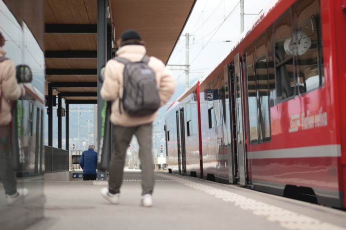 Öffentlicher Verkehr bis an den abgeschiedensten Ort (Foto: © Graubünden Ferien / Marco Hartmann) Öffentlicher Verkehr bis an den abgeschiedensten Ort (Foto: © Graubünden Ferien / Marco Hartmann)