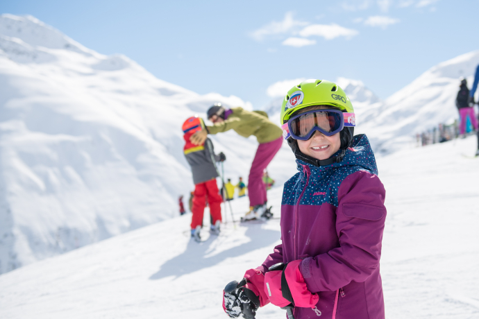 Familie fährt Ski in der SkiArena Andermatt-Sedrun (Foto: © Valentin Luthiger)