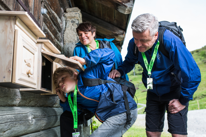 Familie auf dem Foxtrail in Lenzerheide (Foto: © Lenzerheide Marketing und Support AG / Johannes Fredheim) Familie auf dem Foxtrail in Lenzerheide