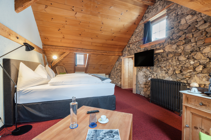 Das Galeriezimmer mit Natursteinwand. (Foto: © Hotel Piz Mitgel / Thomas Kiewning) Das Galeriezimmer mit Natursteinwand. (Foto: © Hotel Piz Mitgel / Thomas Kiewning)