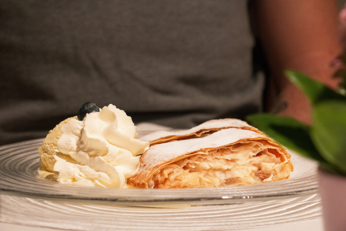 Hausgemachter Apfelstrudel mit Vanilleglace. (Foto: © Graubünden Ferien / Nadja Maurer) Hausgemachter Apfelstrudel mit Vanilleglace. (Foto: © Graubünden Ferien / Nadja Maurer)