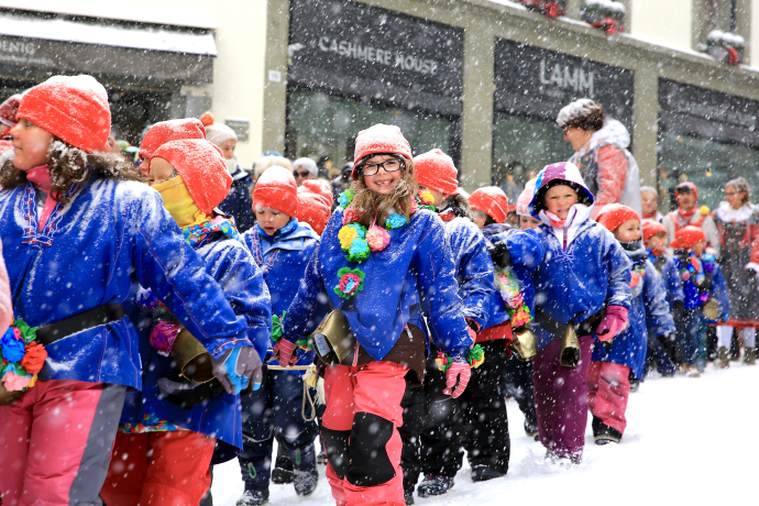 Kindergarten class at the Chalandamarz procession in St. Moritz (Photo: © St. Moritz Tourismus AG / Lucas Pitsch) Kindergarten class at the Chalandamarz procession in St. Moritz