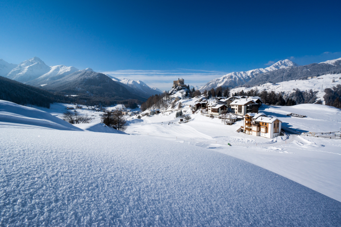 Tarasp und das Schloss im Winter (Foto: © Dominik Täuber)