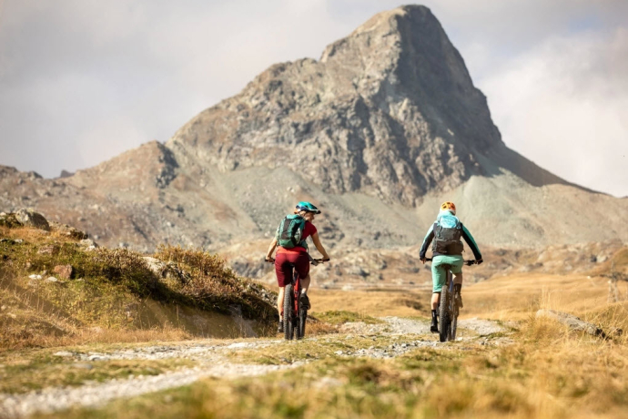 Mountainbiken auf der 1 Alpine Bike (Foto: © Engadin Scuol Samnaun)  Mountainbiken auf der 1 Alpine Bike (Foto: © Engadin Scuol Samnaun)