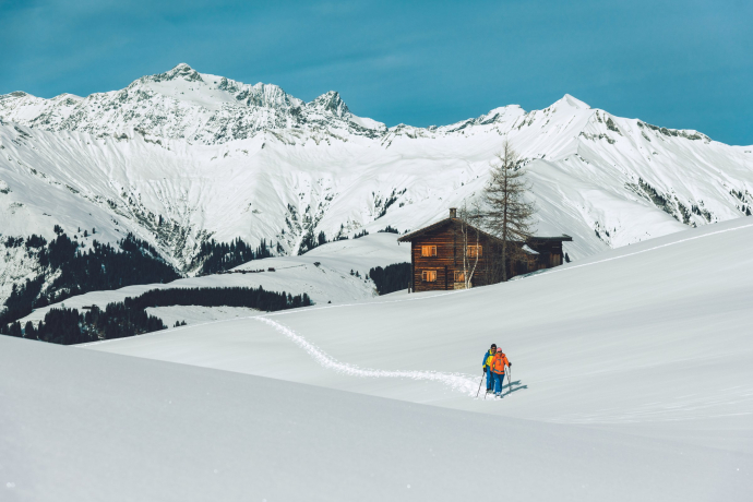 Two snowshoe hikers on the Stelserberg (Photo: © Switzerland Tourism / Lorenz Richard) Two snowshoe hikers on the Stelserberg
