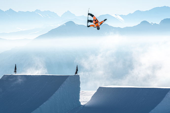 Snowboarder im Snowpark Laax
