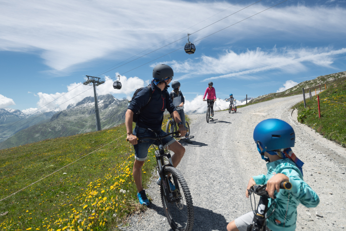 Trottibike Gütsch-Nätschen (Foto: © Valentin Luthiger ASDM) Trottibike Bergstation Gütsch - Mittelstation Nätschen