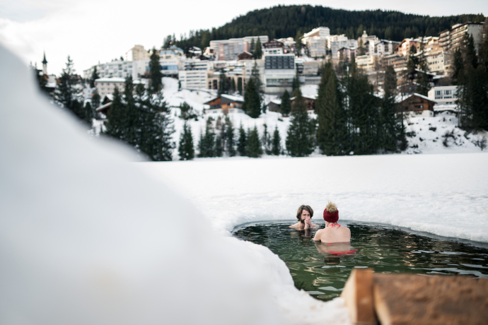 Ein Paar geniesst ein Eisbad in Arosa