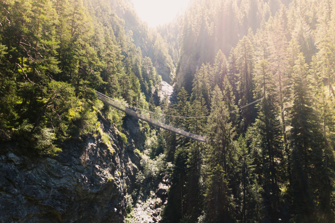 Der Traversinersteg in der Ferienregion Viamala (Foto: © Marco Hartmann, Graubünden Ferien) Der Traversinersteg in der Ferienregion Viamala
